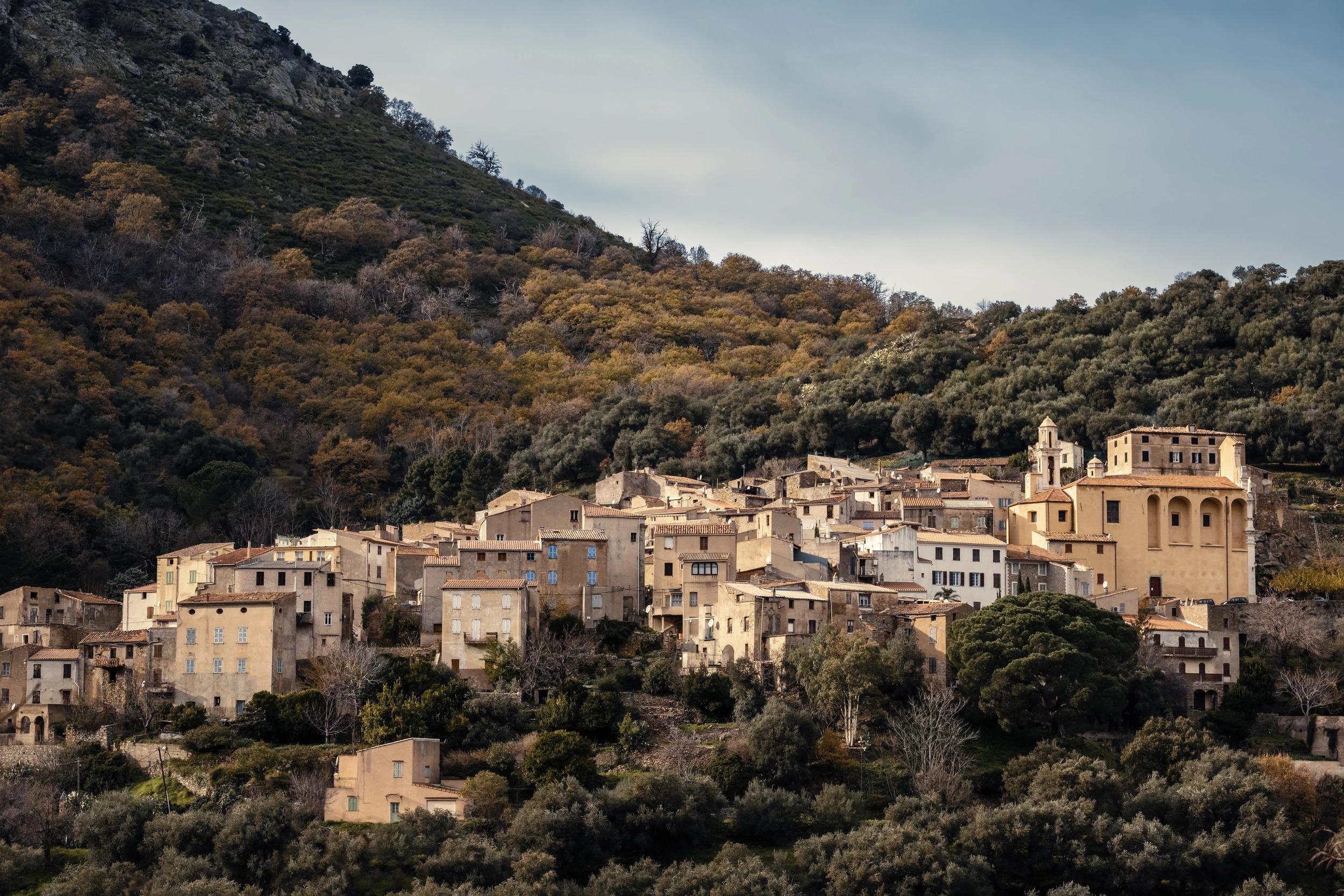 Village typique de Balagne au pied des collines à proximité de l'hôtel San Andrea